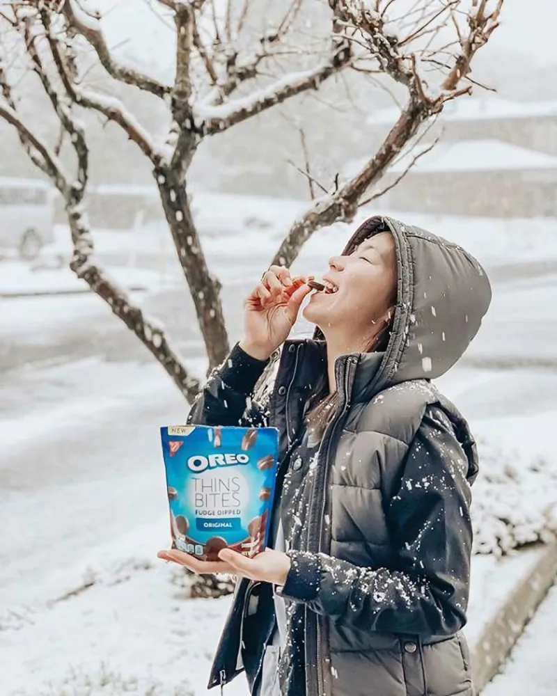 Key campaign results next to image of woman influencer holding a bag Oreo Thins Bites